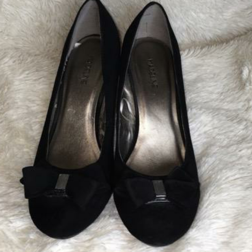 Black pumps